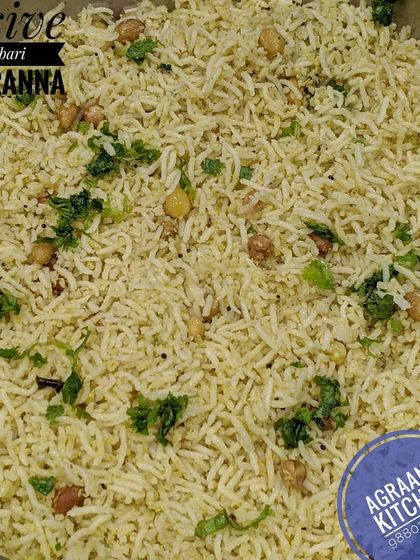 Sasive Kobbari Chitranna is a traditional lemon rice variant made with a paste of mustard seeds and coconut. This gives the dish a unique, pungent, and refreshing flavor.