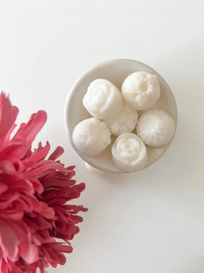 Aren't these mini flower melts the cutest? They are perfect for sampling different scents or for small diffusers.