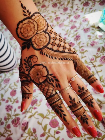 A quick and beautiful floral henna design. This Indo-Arabic pattern is perfect for guests at a wedding or for any festive occasion.