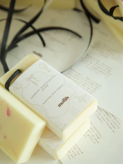 The complete set of favors, combining natural soaps and home fragrance.