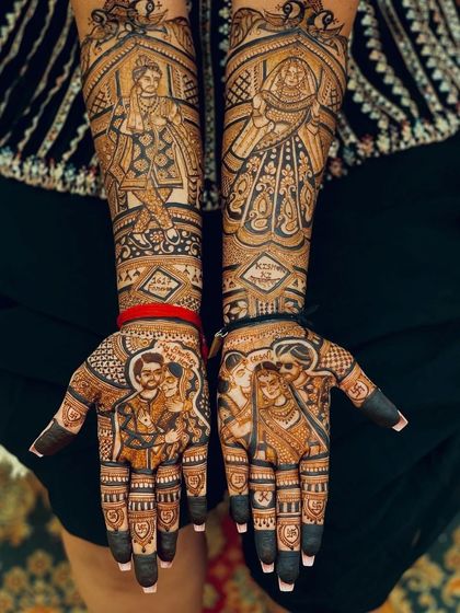 This design features multiple portraits, with the couple on the palms and their parents on the forearms, creating a beautiful family tree.