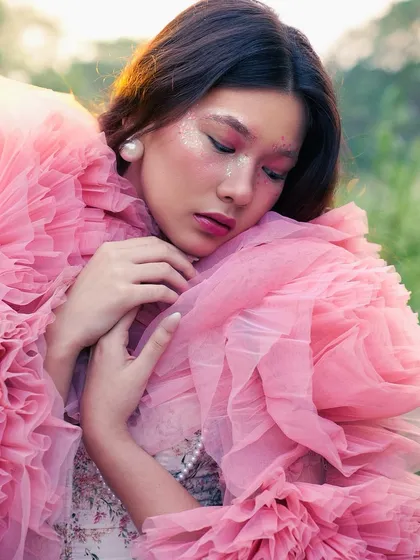 A close-up on the ethereal pink look. I used soft pink tones and a sprinkle of cosmetic glitter to create a magical, fairy-like quality.
