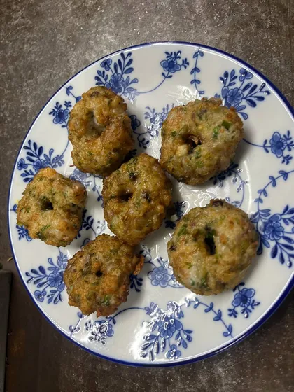 A plate of our freshly fried Prawn Pataka Vadas. These savoury doughnuts are crispy on the outside, soft on the inside, and packed with the flavour of fresh prawns and Kerala spices.