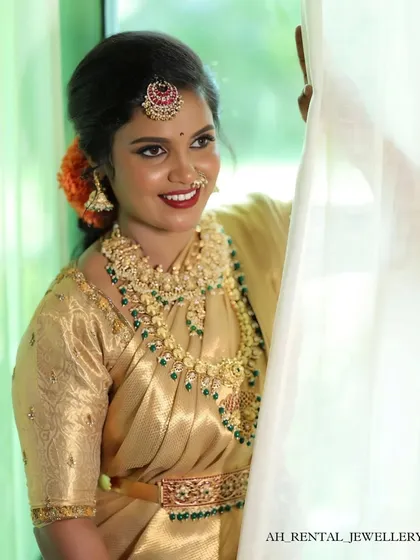 The bride's happy smile shows how confident and beautiful my jewellery can make you feel. This complete rental set includes a choker, haram, and maang tikka.