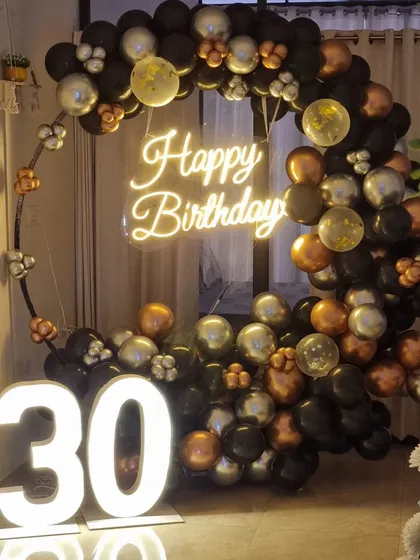 A bright, clear shot of the 30th birthday balloon ring, showcasing the mix of metallic and confetti balloons.