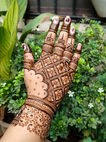 A lovely design with a floral net pattern on the back of the hand, combined with a swirling cuff design.