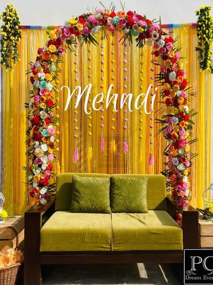 A perfectly centered shot of this beautiful Mehndi decor, ideal for the bride's solo portraits. The hanging tassels add a delicate, playful movement to the backdrop.