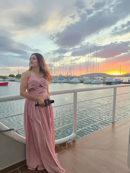 Hosting an event for Canon India in Greece with this stunning sunset view. I am available for destination events worldwide and always make sure to blend in with the beautiful backdrop while keeping the energy high.