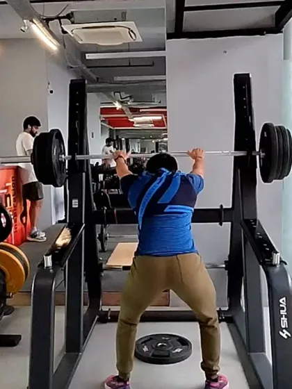 Working up to 100kg for 6 reps on the barbell squat. Each session is an opportunity to apply progressive overload and push for more than you did last time.