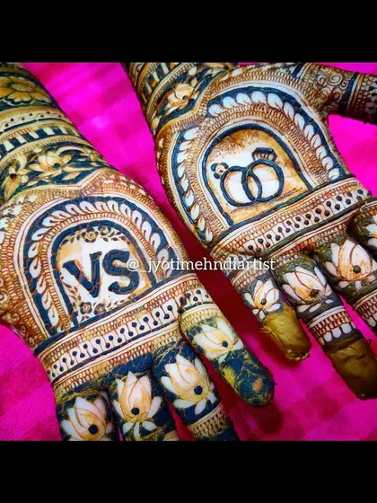 A personalized engagement design featuring the couple's initials 'VS' on one hand and a motif of intertwined engagement rings on the other.