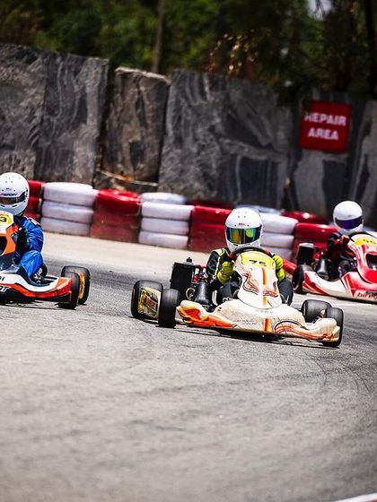 A close battle between three karts during the Meco Meritus Cup.