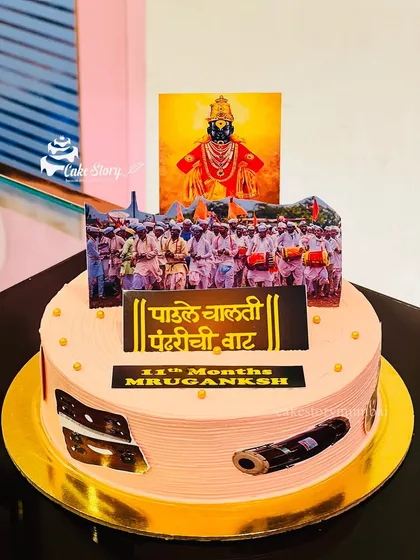 A cake I designed to celebrate Ashadhi Ekadashi, honoring the Pandharpur Wari tradition. It features edible images of Vithumauli and the Warkaris on their pilgrimage, bringing a feeling of devotion to the celebration.