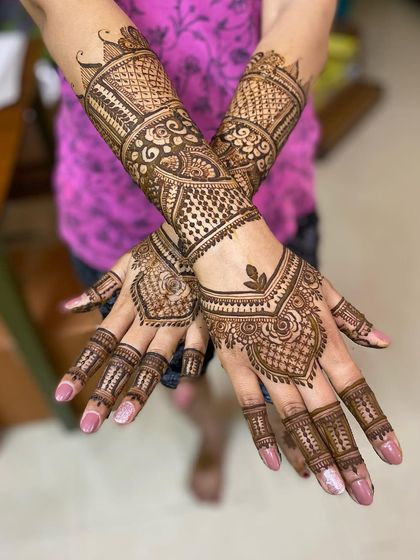 A beautiful bridal design for the back of the hands, featuring a mix of geometric and floral patterns.