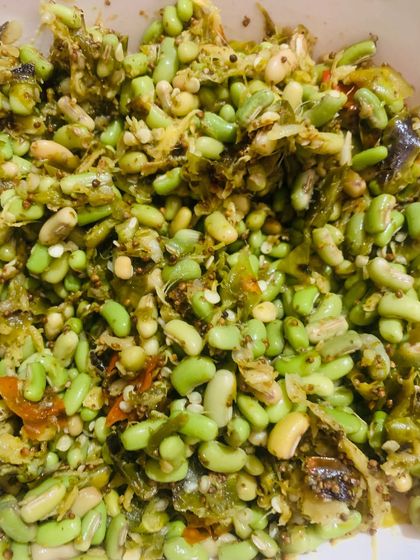 A simple but delicious green soya chutney. I make this by crushing the beans with roasted green chilli, ginger, garlic, and perilla seeds, which add a lovely aroma and taste.