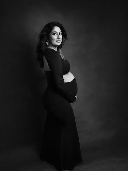 The same portrait, but transformed in monochrome. The lack of color highlights the beautiful silhouette and the texture of her hair and dress.