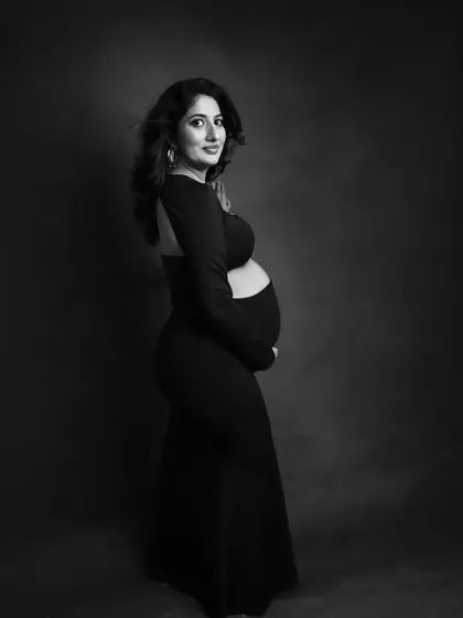 The same portrait, but transformed in monochrome. The lack of color highlights the beautiful silhouette and the texture of her hair and dress.