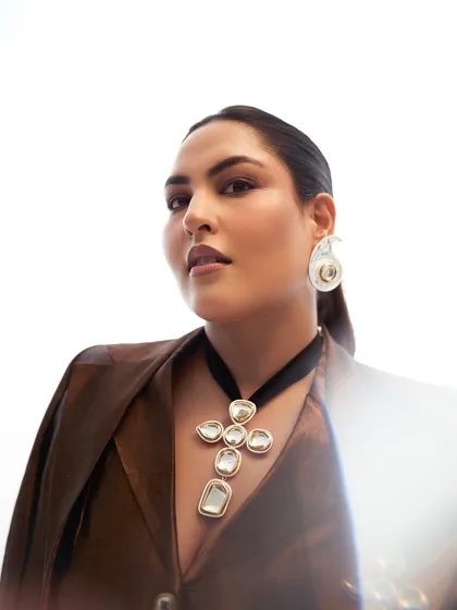 Creating editorial-worthy glam for fashion icons like Sakshi Sindwani is all about balancing bold statements with effortless radiance. This look for a Manish Malhotra event showcases a powerful, sculpted finish.