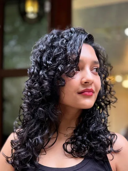 A few more shots of actress Ritika Singh enjoying her fresh curly cut. Her defined, healthy curls look stunning from every angle.