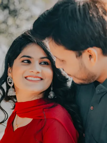 A close-up filled with smiles and genuine affection. I focus on capturing these real emotions, which make your pre-wedding photos truly special.