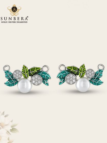 These nature-inspired silver antique mangalsutra pendants feature green enamelled leaves and a central pearl. They bring a touch of the outdoors to a traditional piece.