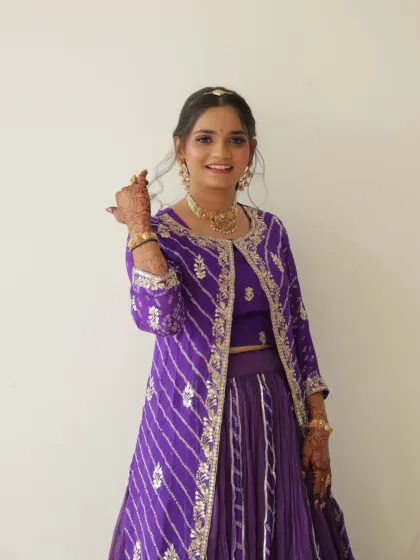 Another lovely shot of the bride, showing off her henna-adorned hands and her beautiful smile.