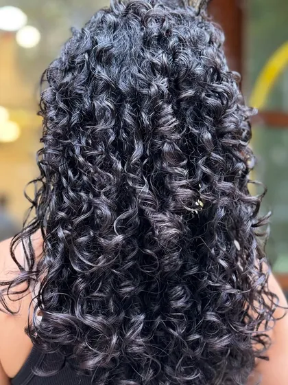 A few more shots of actress Ritika Singh enjoying her fresh curly cut. Her defined, healthy curls look stunning from every angle.
