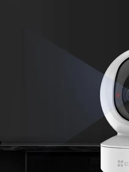 This graphic illustrates how the EZVIZ TY1 camera's smart night vision works, using infrared lights to see up to 10 meters in the dark.