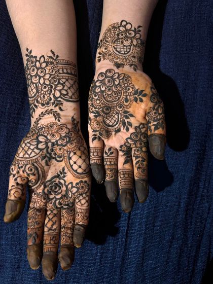 A lovely henna design for Bakrid, featuring floral and paisley motifs. This style is perfect for celebrating festivals with beautiful, traditional body art.