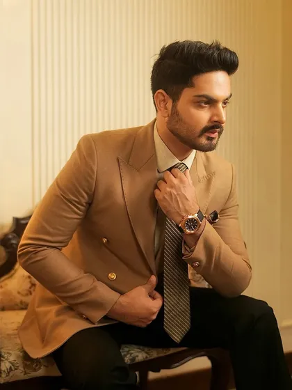 A well-fitted blazer is the cornerstone of a versatile wardrobe. This classic double-breasted blazer in a warm camel tone is tailored to perfection, showing our commitment to creating pieces that are both elegant and effortlessly wearable for any occasion.