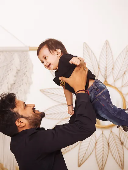 The pure joy of being lifted up by dad. I love capturing these playful, action-filled moments during family photoshoots that show the fun and energetic side of your bond.