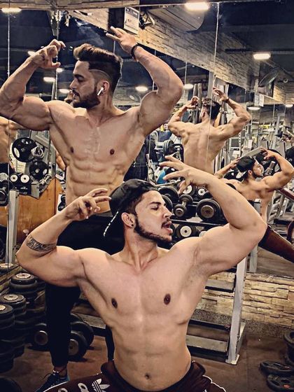 The art of the classic pose. This creative shot shows the importance of hitting your angles to create an illusion of size and symmetry, a key part of my posing coaching.