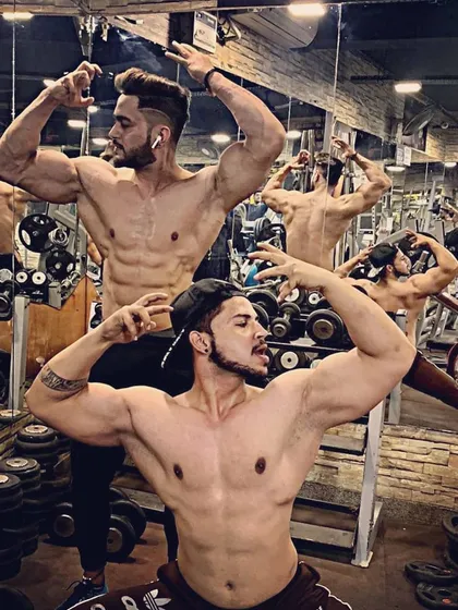 The art of the classic pose. This creative shot shows the importance of hitting your angles to create an illusion of size and symmetry, a key part of my posing coaching.