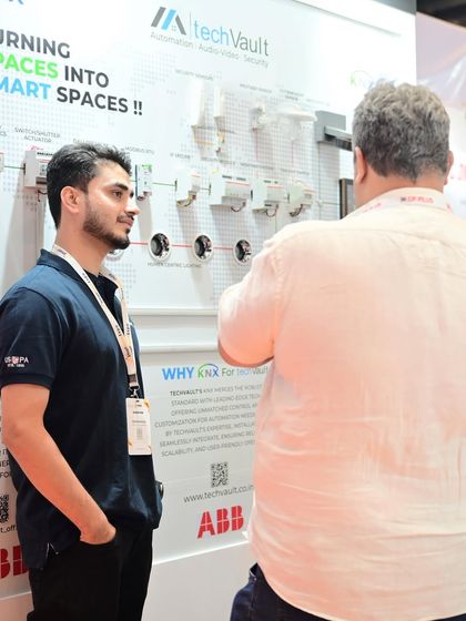Here I am explaining the KNX system to a visitor at the expo. My goal is to make complex technology understandable and accessible.