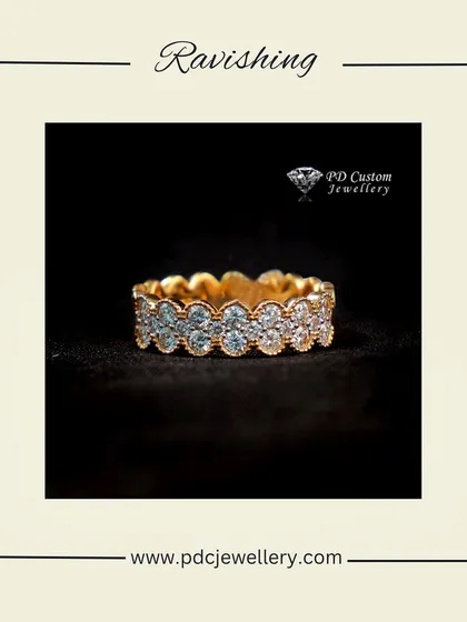 A ravishing full-eternity diamond band in 18kt gold. The scalloped edge adds a touch of vintage charm to this classic and sparkling ring.