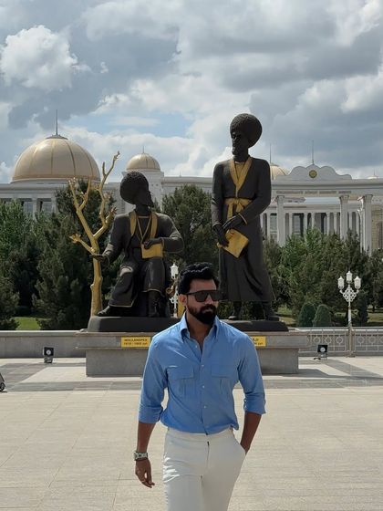 Our sky blue double-pocket shirt, paired with white trousers for a crisp, clean look. It blends rustic charm with modern sophistication.