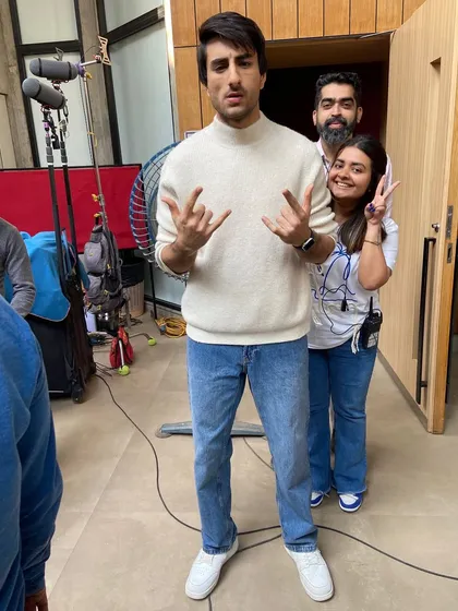 Fun and games on the set of 'Nadaaniyan' with the cast. It’s these lighthearted moments that make the long hours of a film shoot worth it.