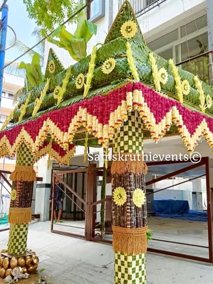 We create grand and welcoming entrances with traditional Chappra arches. This design is handcrafted from coconut and banana leaves, flowers, and other natural materials to give your housewarming an authentic, festive feel.