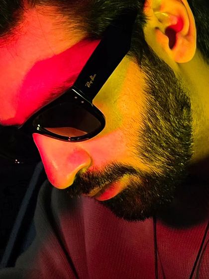 A detailed close-up from a low-light portrait session for Samsung. This shot proves that even in the dark, the camera can capture sharp details, making it a strong asset for the brand.