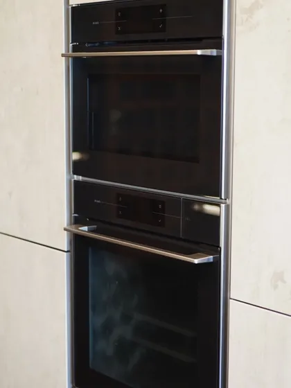Seamlessly integrated Asko & Liebherr appliances in the Mibu Residence. We design our cabinetry to perfectly house high-end appliances, ensuring a flawless and unified look.