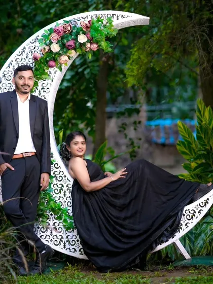 Another beautiful pose with our floral crescent moon prop. This setup is perfect for creating dreamy and romantic pre-wedding photos.