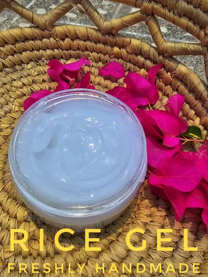 Introducing my handmade Rice Gel, enriched with rice water and niacinamide. This light moisturizer strengthens the skin barrier, lightens dark spots, and provides deep hydration for a soft, radiant glow.