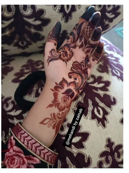 I love creating elegant Arabian-style mehendi. This design features bold floral and vine motifs with open spaces, creating a striking look on the back of the hand that’s perfect for any occasion.