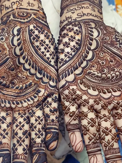 A close-up of a baby shower mehendi with custom text. I carefully wrote "Phuppi to be" and "Sasha's Baby Shower" into the design, making it a unique and personal piece for the family.