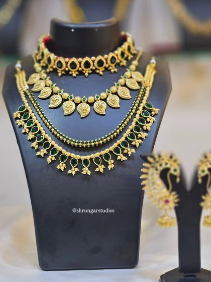 A classic Maharashtrian bridal set including a Thushi, a Kairi (mango) haar, a long layered haar, and stunning earcuffs.