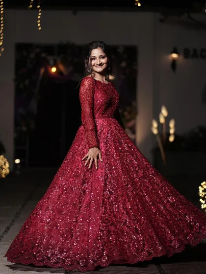 For a dreamy reception, we chose a stunning red gown and paired it with a sophisticated makeup look. The focus is on flawless skin and elegant contouring that photographs beautifully under evening lights.