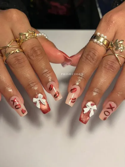 Will you be my client-ine? This Valentine's Day set is so extra and I'm obsessed. It features "XO" text, a lipstick kiss print, and big 3D white bows on long, square-shaped acrylic extensions.