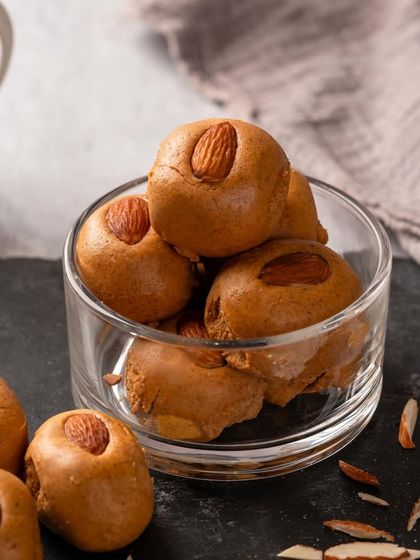 Satisfy your sweet cravings the healthy way. This bowl of my Oats Laddoos, made with fiber-rich oats and natural sweeteners, is the perfect guilt-free treat.