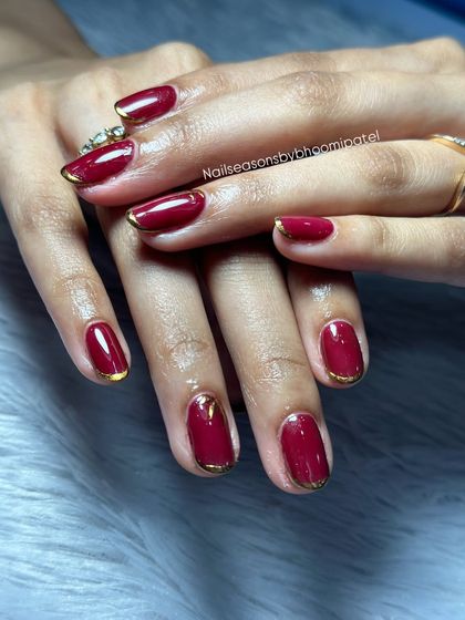 A classic and sophisticated look with glossy red nails and a simple gold chrome border.