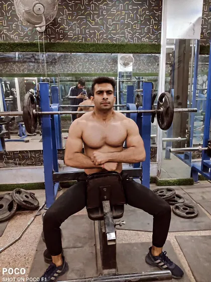 I practice what I preach. Here I am after a solid chest day session at Loordz Gym. Building a powerful chest requires focus on exercises like the bench press, and I guide my clients through every step.