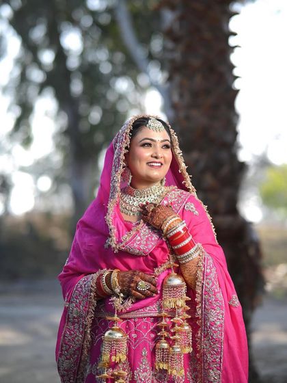 Natural-looking makeup and exquisite jewelry that accentuates your radiance. This bride looks effortlessly beautiful and happy on her wedding day.